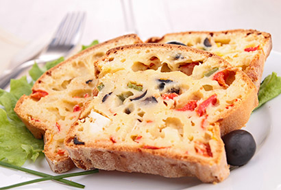 Recette de cake au ch&egrave;vre, tomates s&eacute;ch&eacute;es et basilic