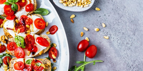 Bruschettas à la mozzarella, tomates cerises et basilic