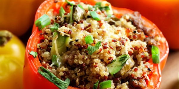 Recette de Poivrons farcis au quinoa, légumes & feta