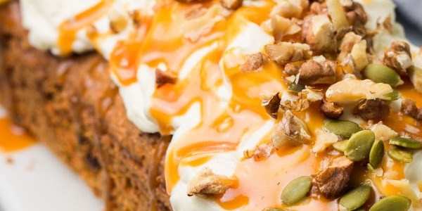 Recette de Carrot cake avec glaçage cream cheese, fruits secs & caramel
