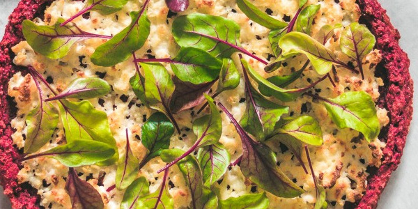 Recette de Pizza de betterave, chèvre frais & jeunes pousses d’épinards