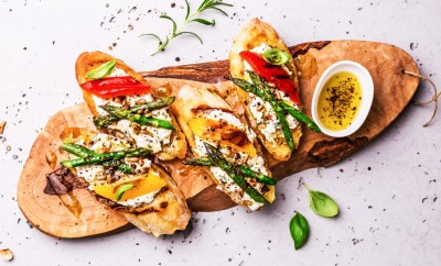 Recette de Tartines de chèvre frais, asperges & poivrons grillés