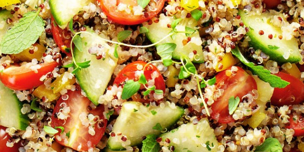 Recette de Taboulé de quinoa, tomates, concombres, poivrons jaunes & menthe