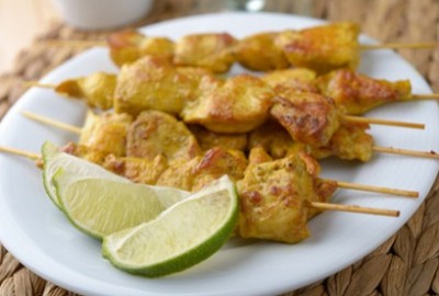 Recette de brochettes de poulet au curry et lait de coco