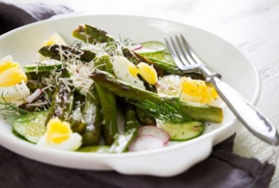 Recette de salade d'asperges vertes et vinaigrette à l'œuf mimosa